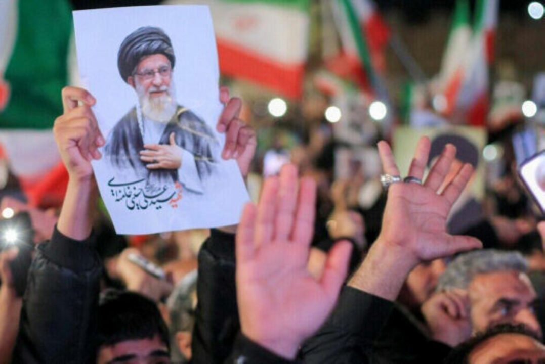 Seleção feminina do Irã canta hino nacional sob vaias