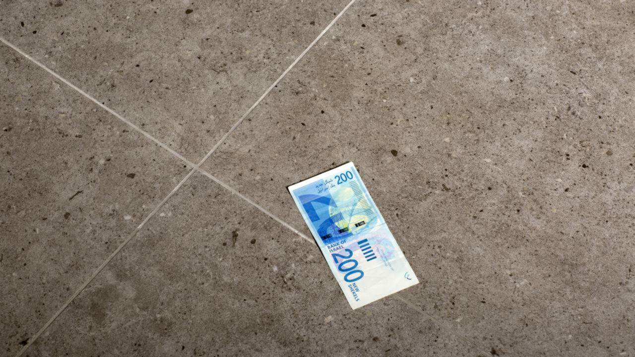 O que diz a lei quando alguém encontra dinheiro na rua e resolve ficar com ele