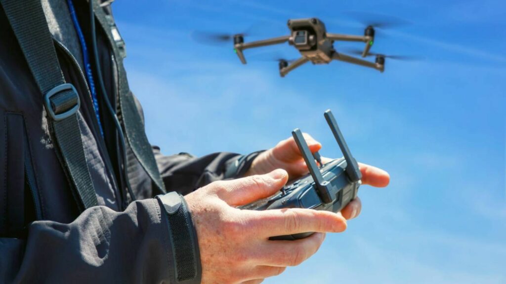 A profissão que pilota drones e paga até R$ 15 mil cresce em áreas como agronegócio e construção