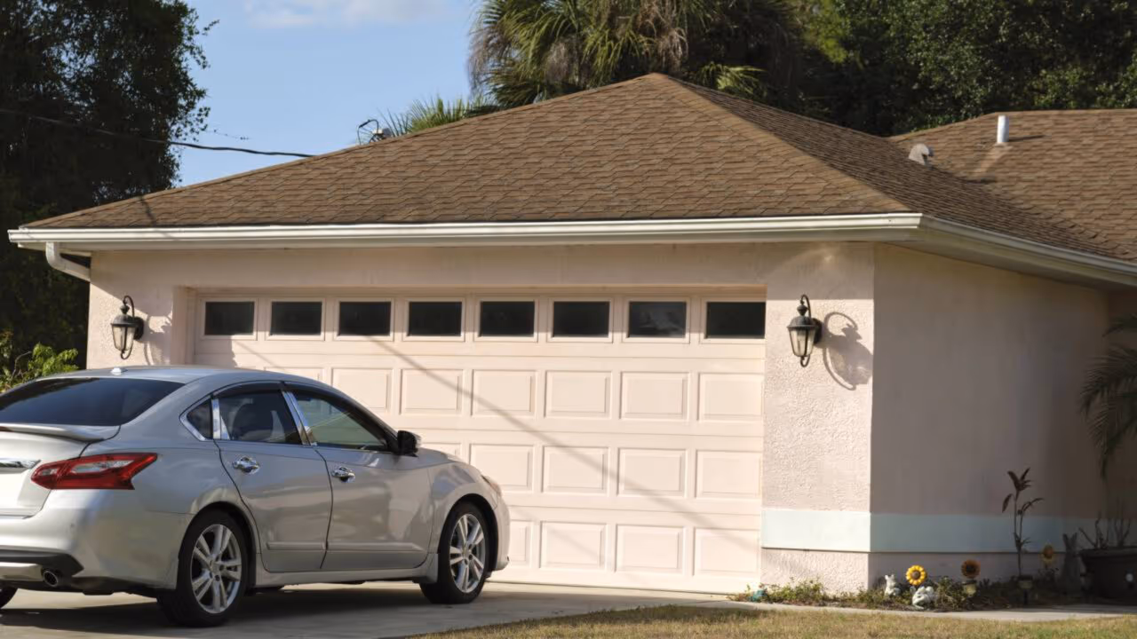 Estacionar na frente da própria garagem dá multa? Veja o que diz a lei de trânsito