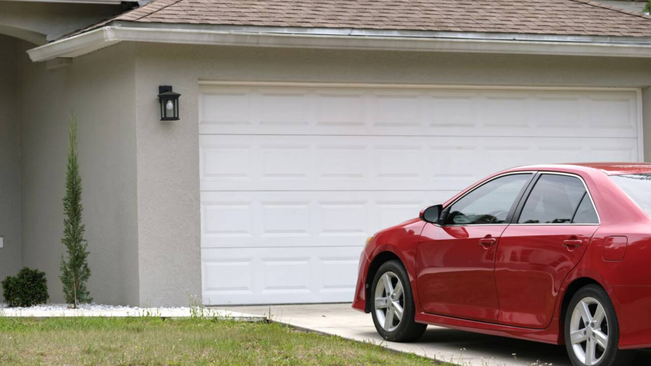 Estacionar na frente da própria garagem dá multa? Veja o que diz a lei de trânsito