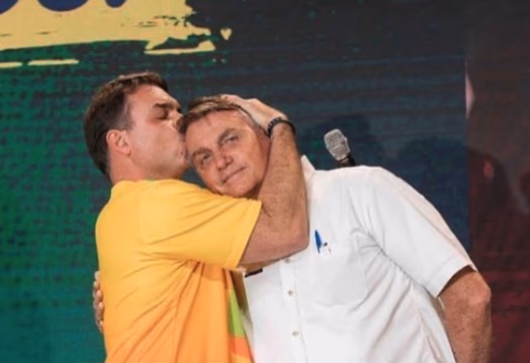 Flávio faz homenagem a Bolsonaro em aniversário e fala em “tempo difícil”
