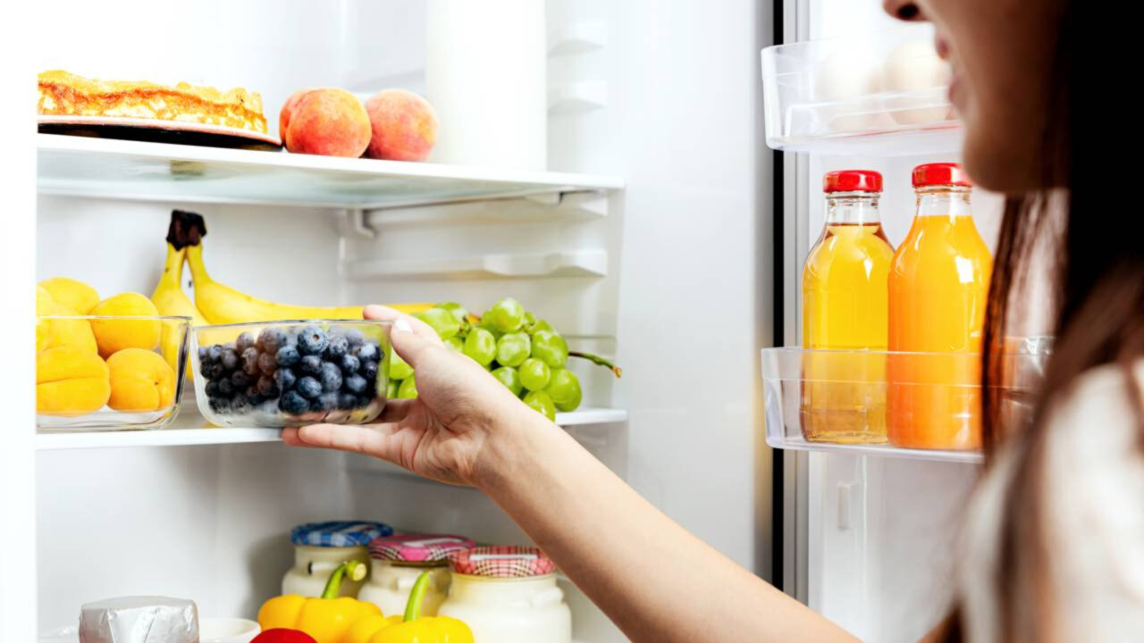 Como economizar energia na geladeira com mudanças simples que reduzem a conta de luz