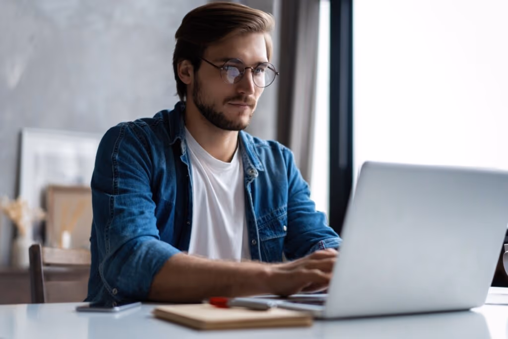 Saiba como reduzir custos com tecnologia na empresa sem perder eficiência
