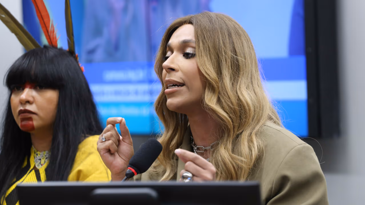 Crusoé: Erika Hilton é alvo de campanha “#elenão”