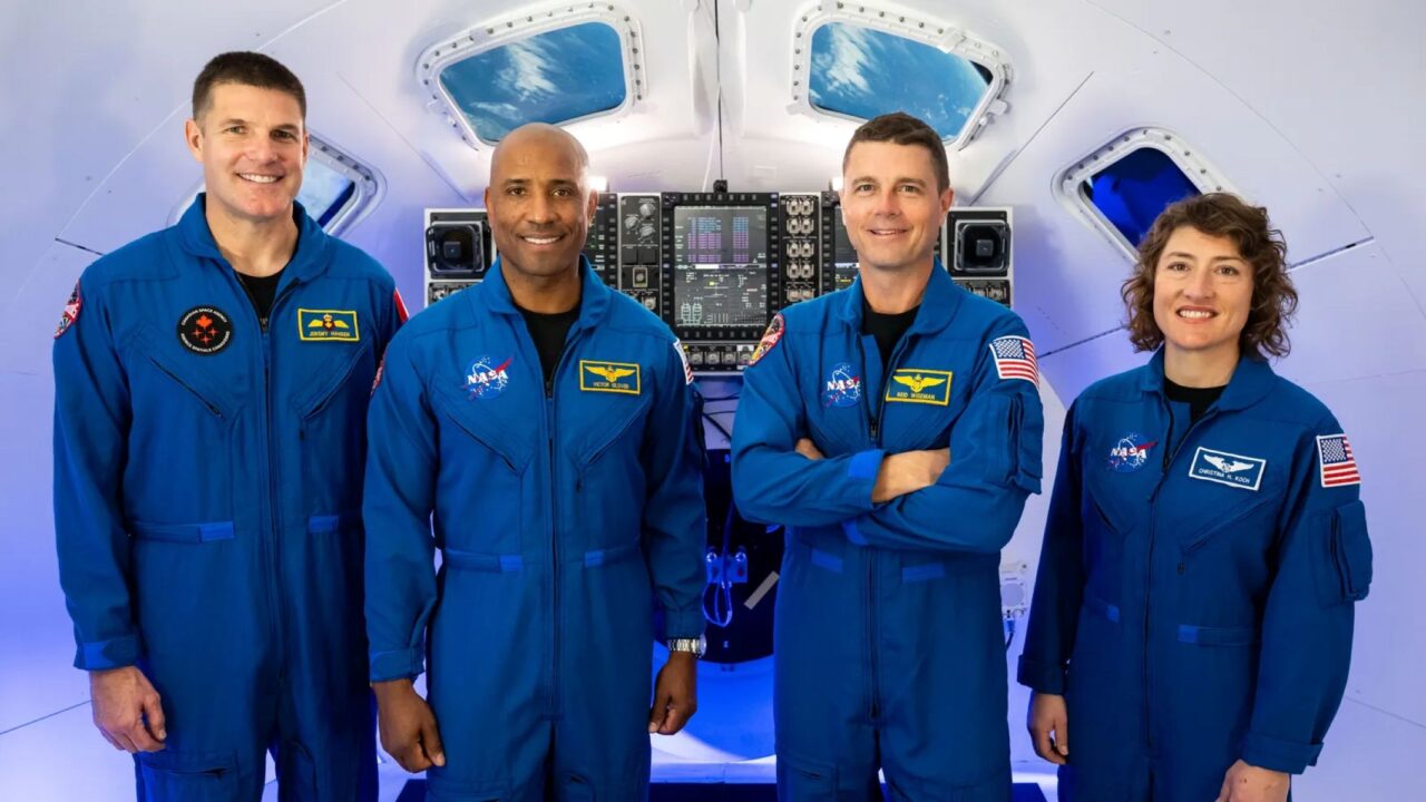Astronautas partem para missão que circundará a Lua