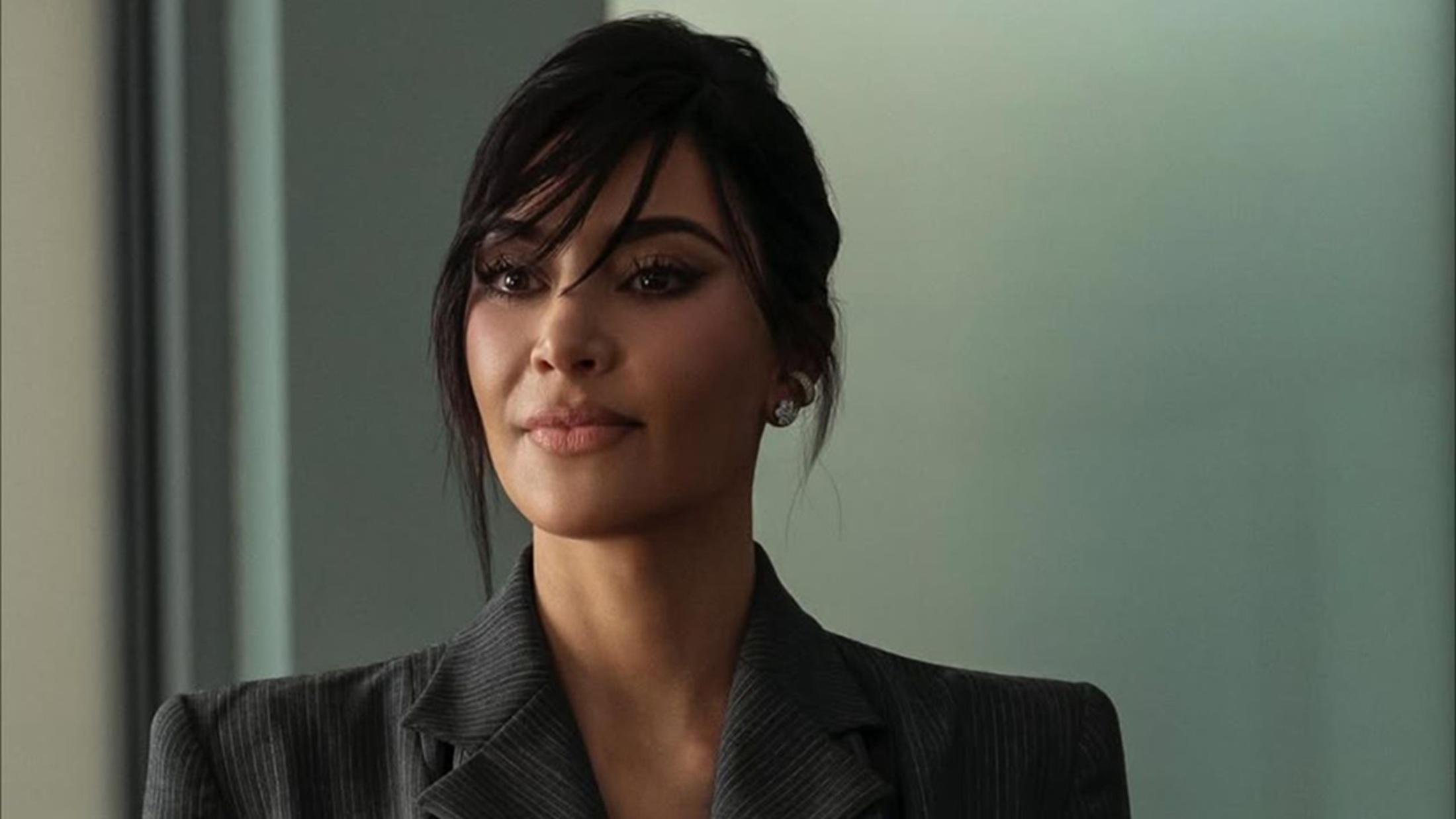 Kim Kardashian vende figurino de série para financiar justiça gratuita