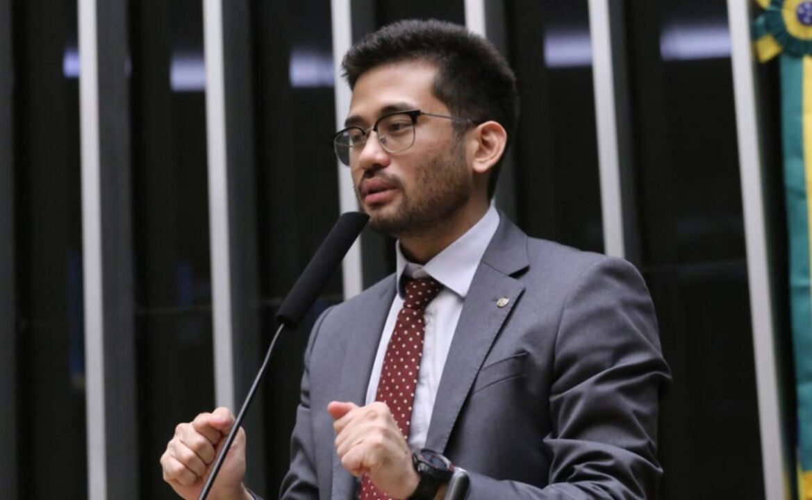 Crusoé: Kataguiri quer acabar com indenização “simbólica” por dano moral