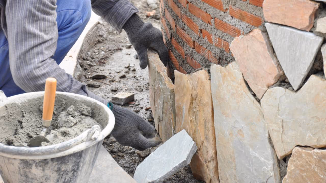 Usar o muro do vizinho para construir pode parecer simples, mas a lei estabelece limites para essa situação