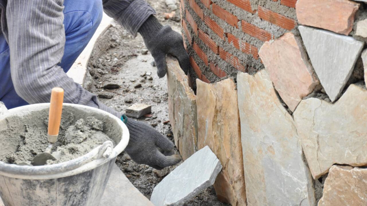 Usar o muro do vizinho para construir pode parecer simples, mas a lei estabelece limites para essa situação