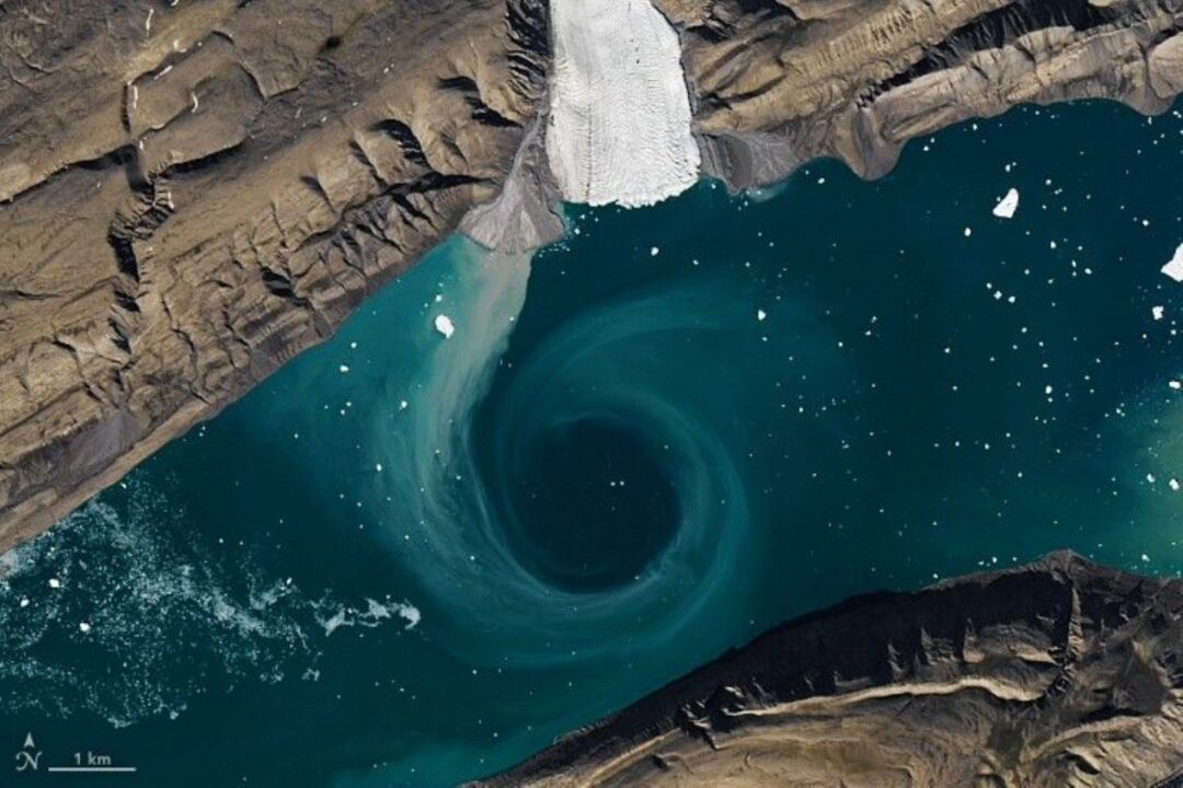 Satélite Landsat-8 encontrou uma grande espiral em um fiorde no ártico - Créditos: NASA Earth Observatory