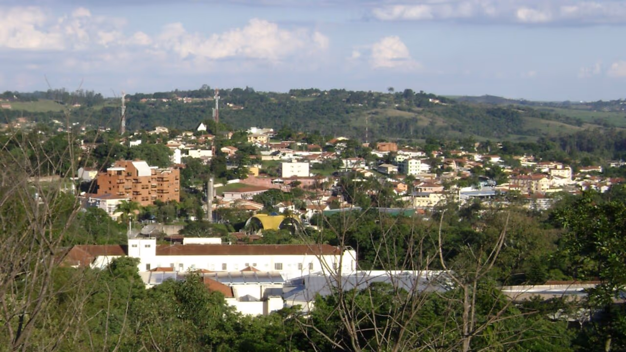 Menor que o campus da USP: a cidade-balneário de 3,6 km que nasceu de um furo errado em busca de petróleo