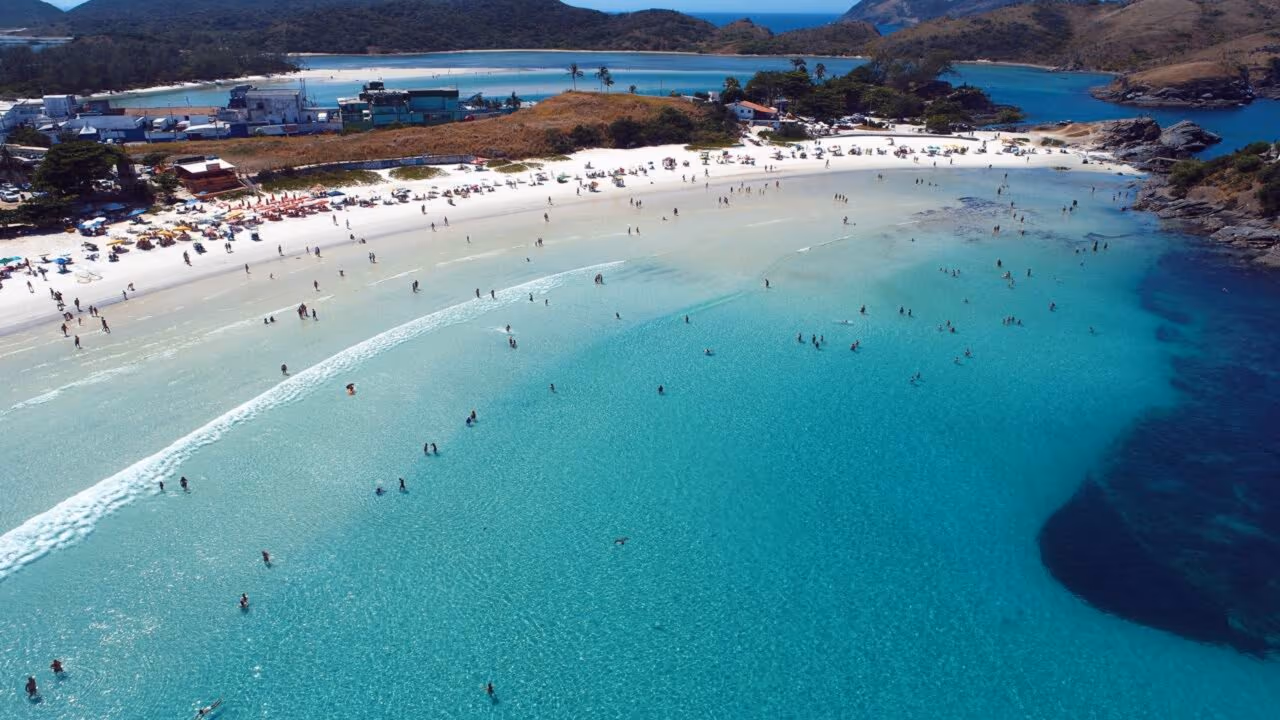 Caribe Brasileiro tem mar azul-turquesa, águas transparentes e areia extremamente branca: fundada em 1615 e com 3 praias premiadas internacionalmente em 2025 e 2026