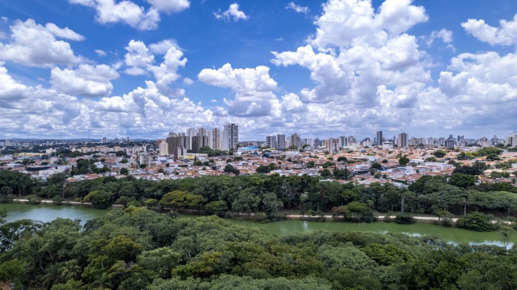 A metrópole do interior paulista com 87,5% das vias arborizadas que abriga o 2º maior aeroporto de cargas do Brasil e a melhor universidade pública depois da USP