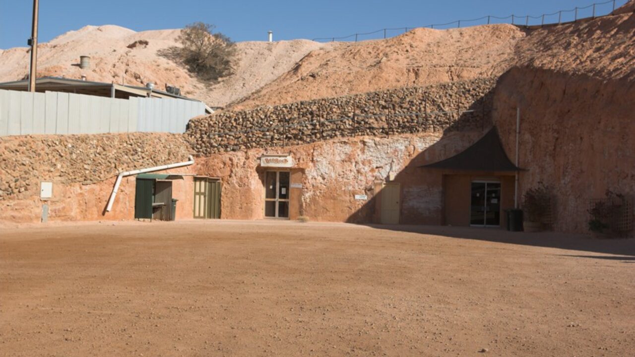 A cidade onde faz 50°C e a vida acontece inteira debaixo da terra
