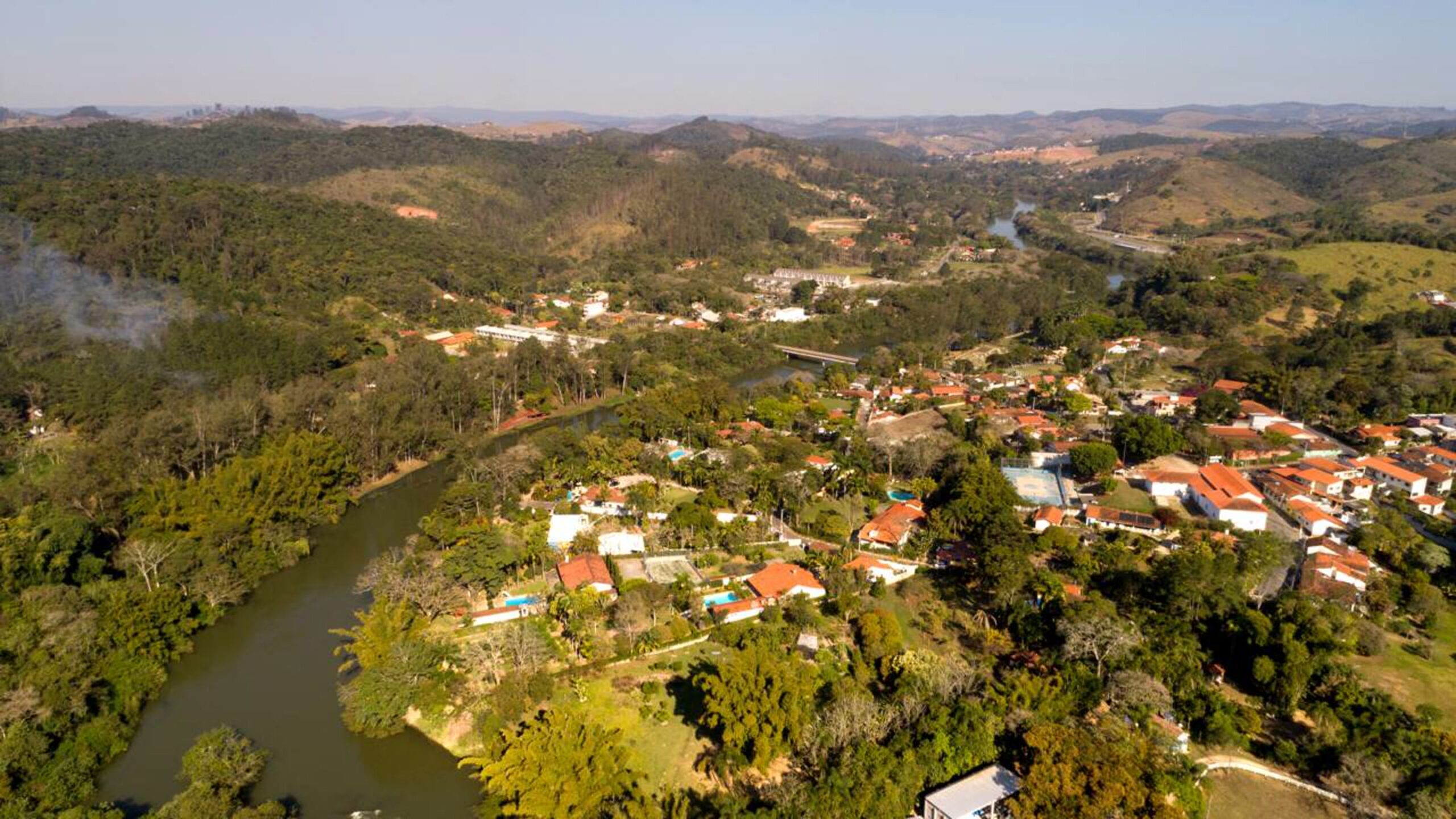 A pequena cidade que guarda uma árvore centenária de 33 metros e qualidade de vida no interior