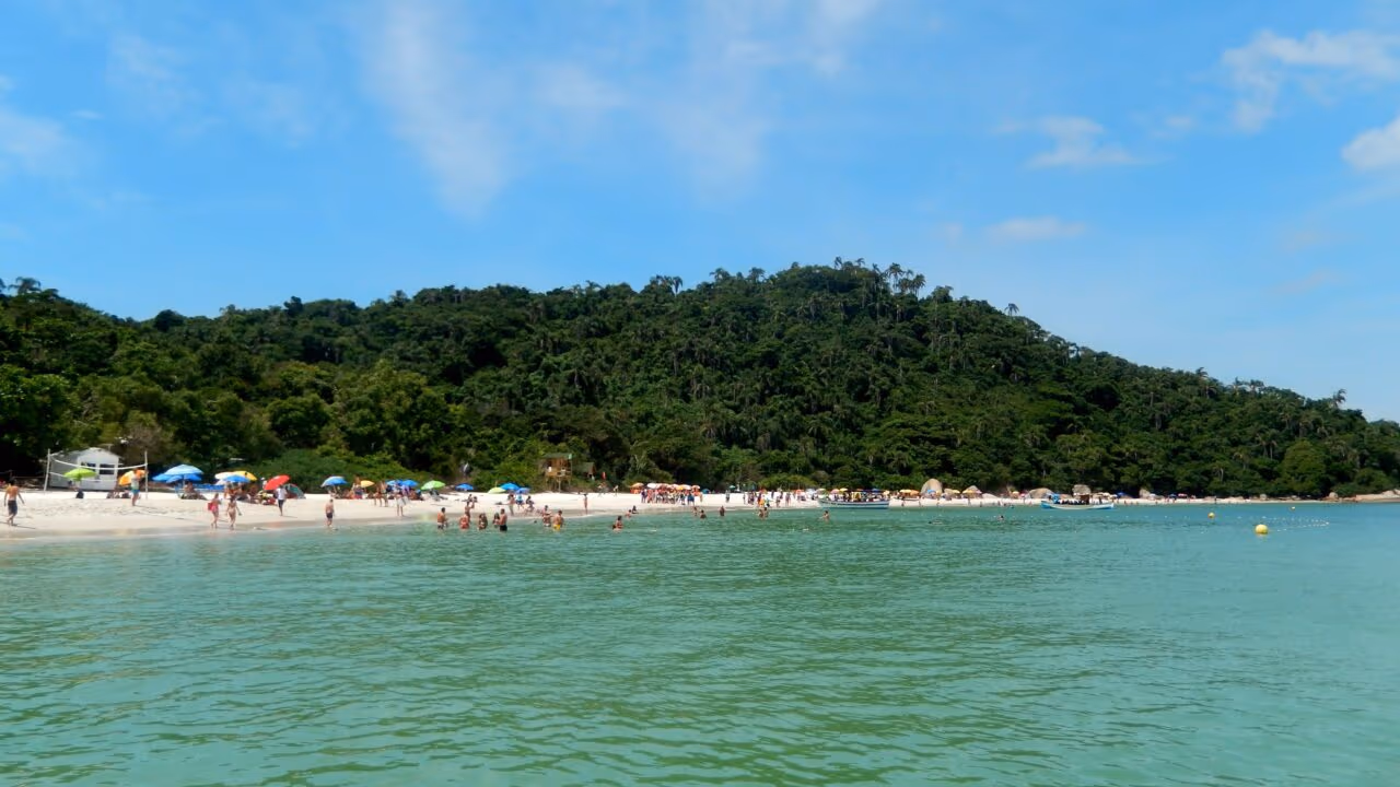 O Caribe secreto que apenas 800 pessoas por dia podem pisar nesta ilha brasileira que guarda gravuras de 5 mil anos