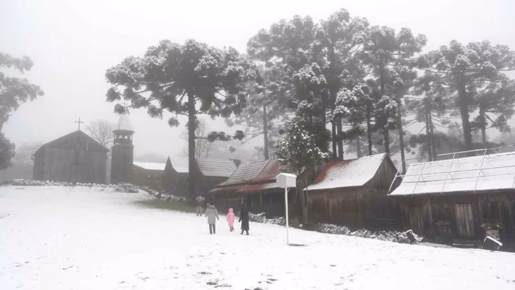 A cidade do interior a 817 metros de altitude onde a neve já acumulou 10 cm no centro urbano e o termômetro chegou a -6,9°C