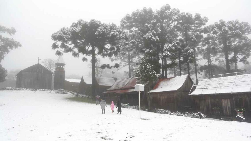 A cidade do interior a 817 metros de altitude onde a neve já acumulou 10 cm no centro urbano e o termômetro chegou a -6,9°C