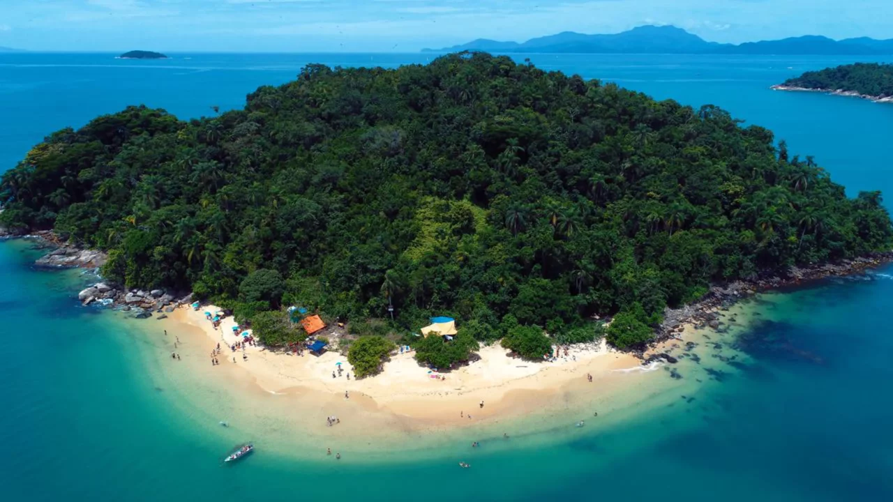 A Forbes elegeu esta vila brasileira com 65 ilhas e 3 séculos de história entre as 50 mais bonitas do mundo