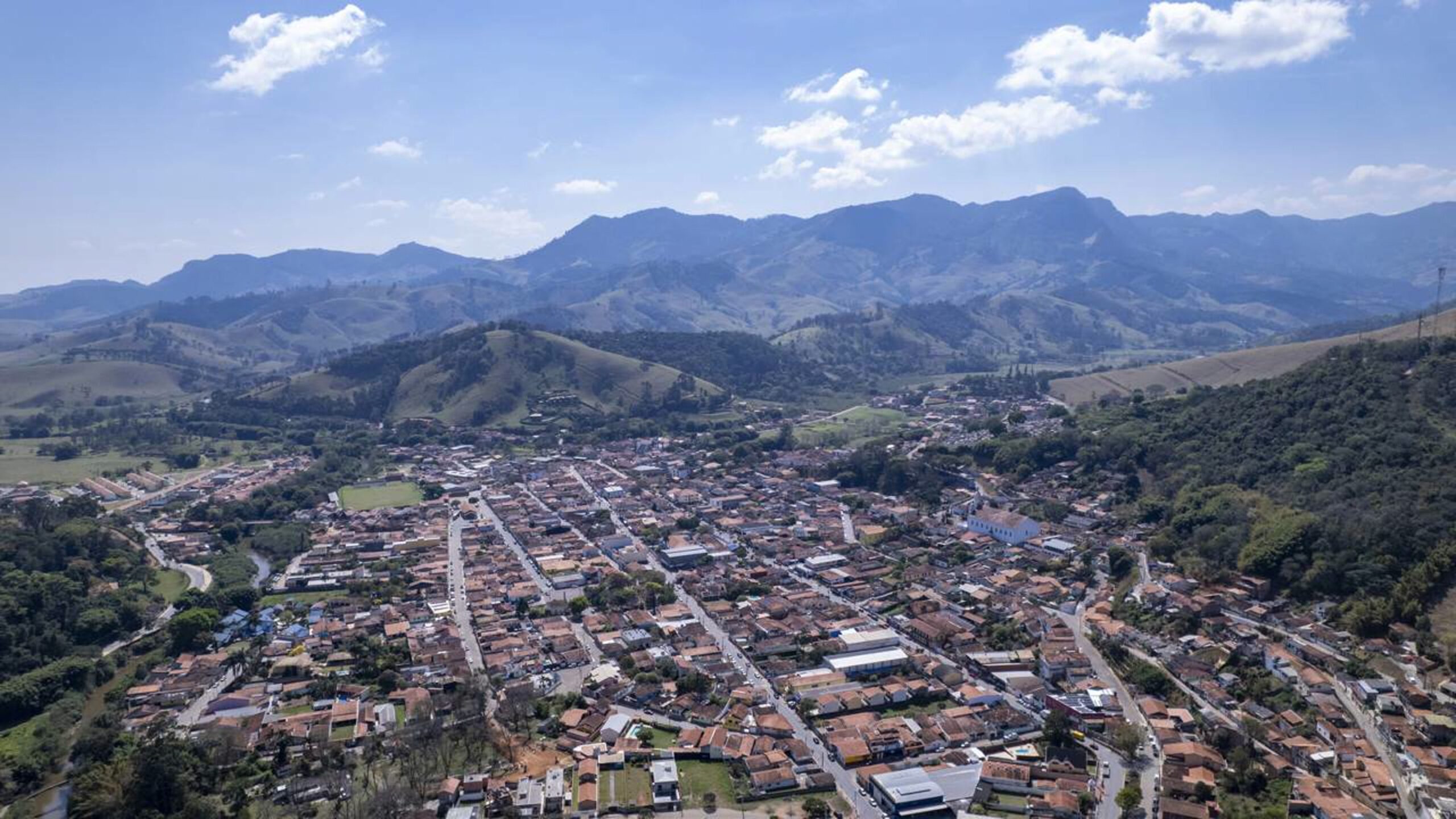 Registros apontam que dois irmãos da cidade chegaram primeiro ao topo de uma pedra de quase 2 mil metros em 1940, hoje símbolo de uma pequena cidade da Mantiqueira