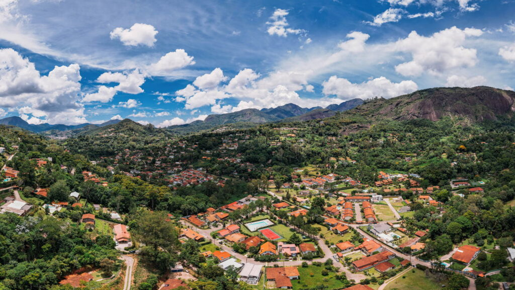 Onde o ar é tão puro que parece outro país: essa cidade está entre as 3 mais seguras do Rio com trilhas que tocam as nuvens