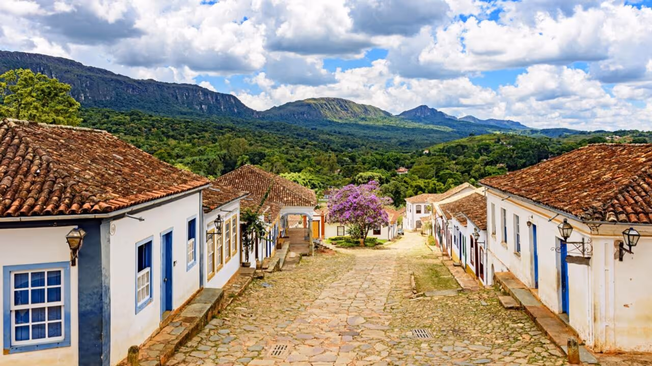 O vilarejo mineiro que parou no tempo a 200 km de Belo Horizonte, com 7 mil moradores e 90% do casario original do século 18