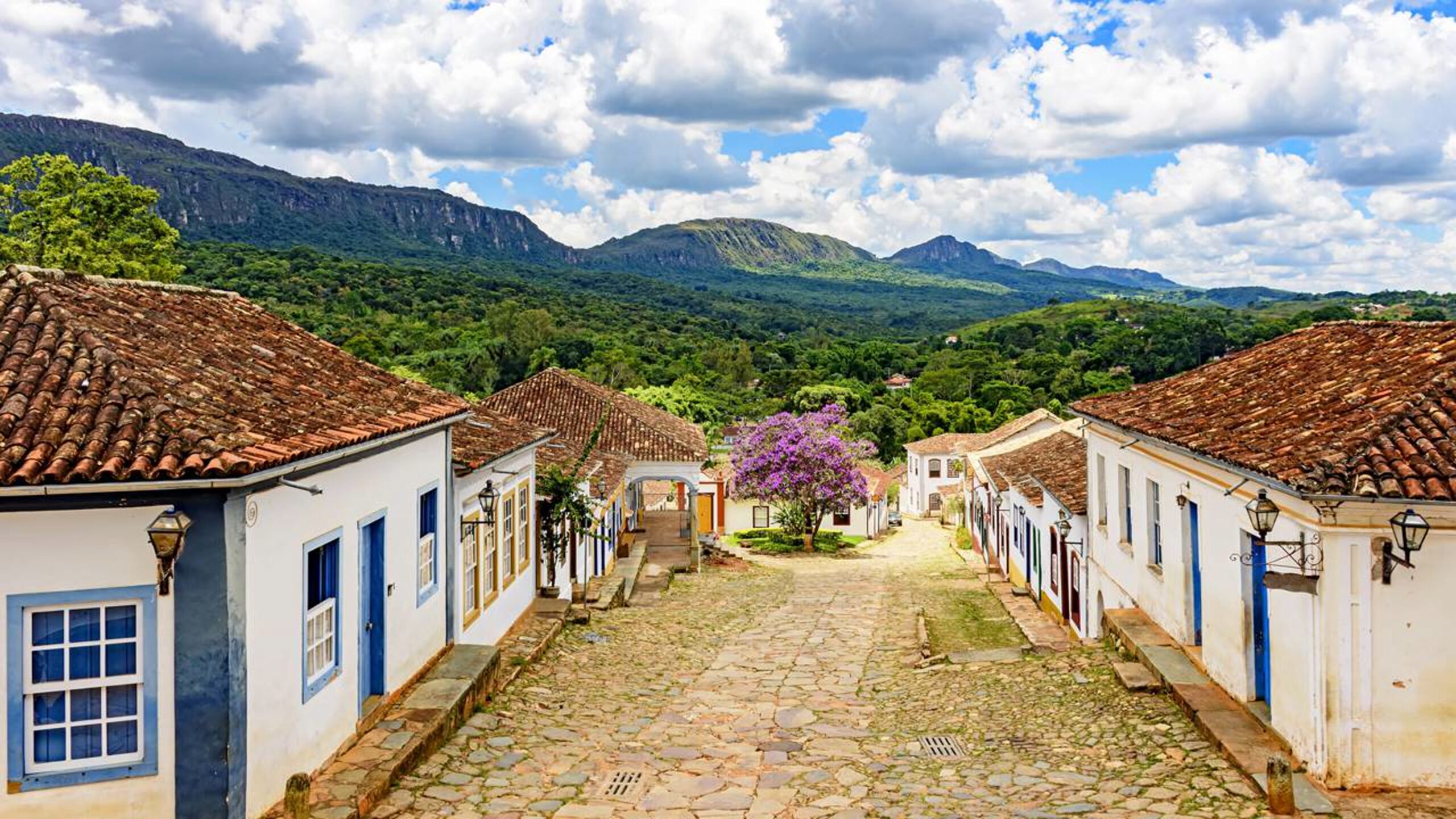 O vilarejo mineiro que parou no tempo a 200 km de Belo Horizonte, com 7 mil moradores e 90% do casario original do século 18