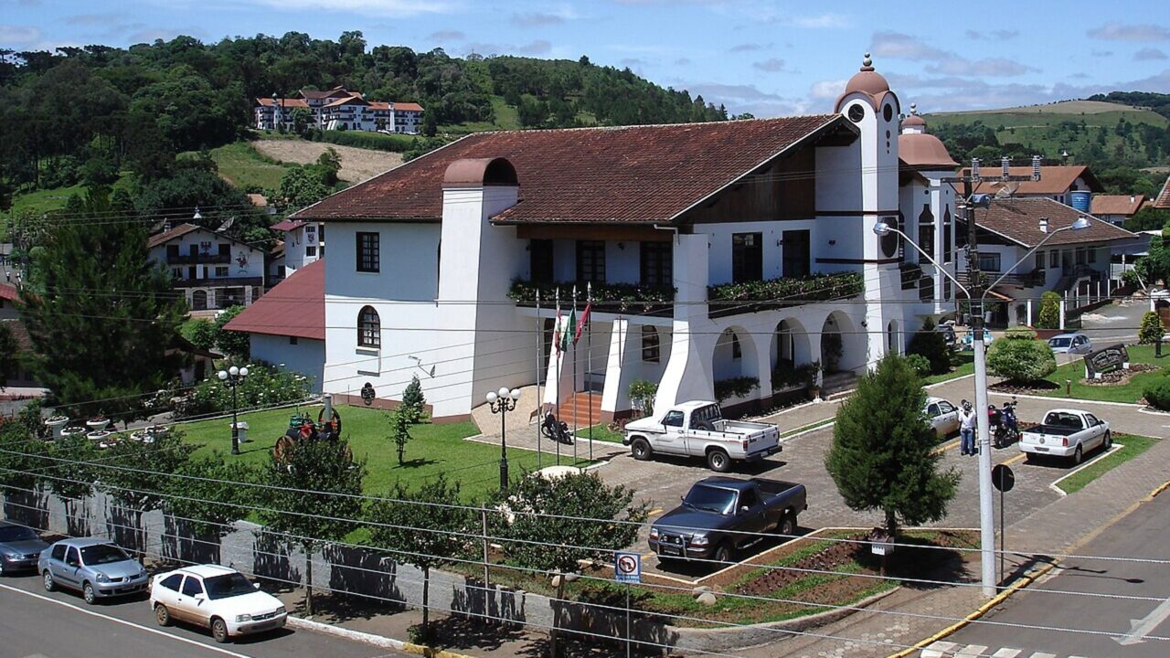 O “Tirol Brasileiro”: a vila de 9 mil habitantes com arquitetura austríaca que vai te fazer esquecer que está no Brasil