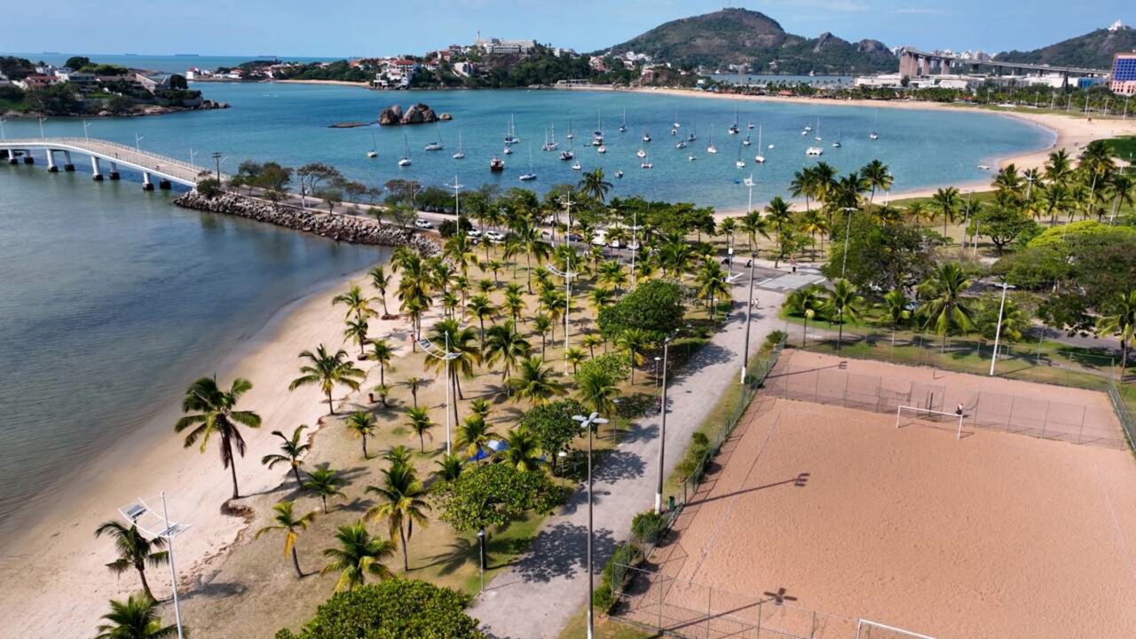 A cidade-ilha com a 2ª melhor qualidade de vida entre as capitais do Brasil tem praias urbanas e moqueca premiada
