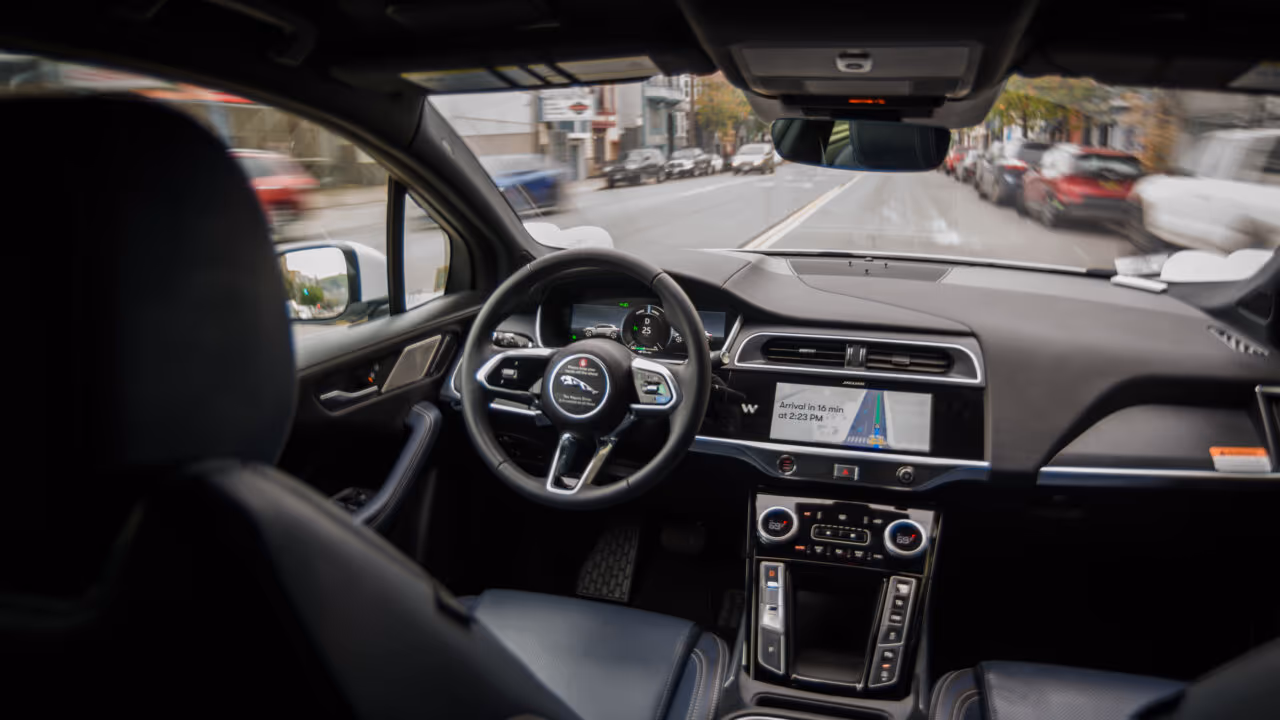 Cidade sem motoristas: táxis robôs já circulam sozinhos levando passageiros para o trabalho sem ninguém no volante
