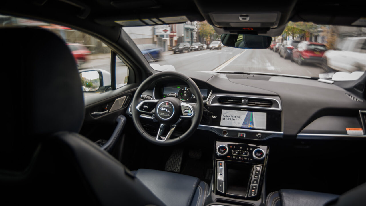 Cidade sem motoristas: táxis robôs já circulam sozinhos levando passageiros para o trabalho sem ninguém no volante