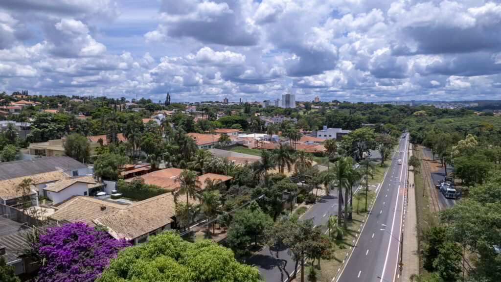 A metrópole do interior paulista com 87,5% das vias arborizadas que abriga o 2º maior aeroporto de cargas do Brasil e a melhor universidade pública depois da USP