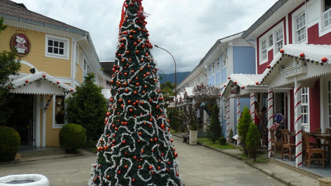 A Pequena Finlândia do Brasil: o vilarejo com Natal o ano inteiro, a primeira sauna do país e cachoeiras geladas na serra do Rio