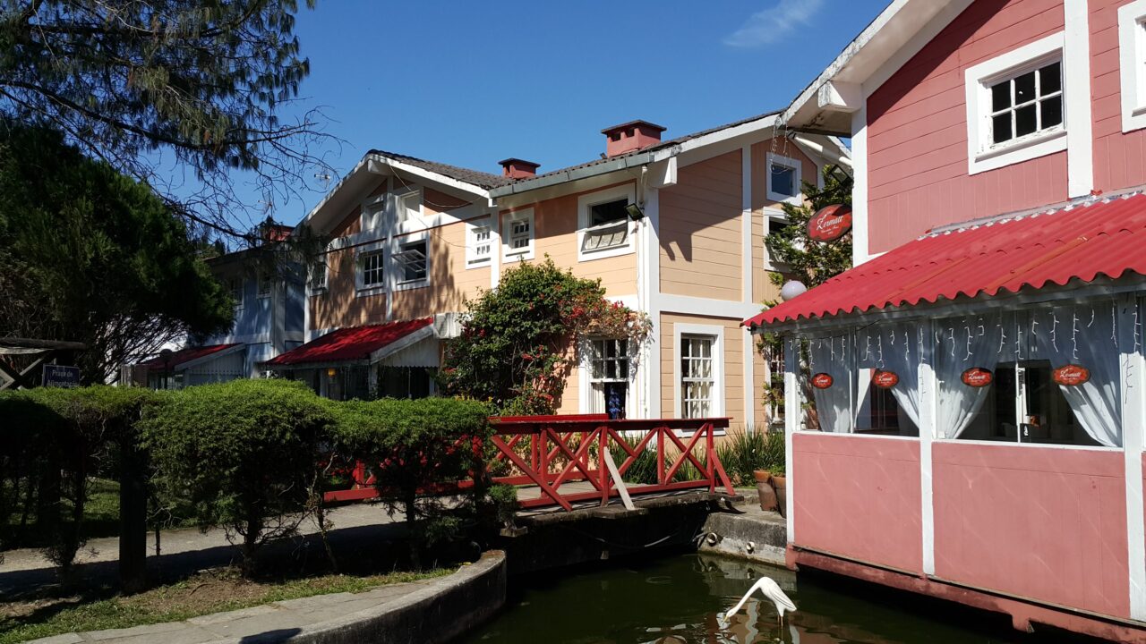 A Pequena Finlândia do Brasil: o vilarejo com Natal o ano inteiro, a primeira sauna do país e cachoeiras geladas na serra do Rio
