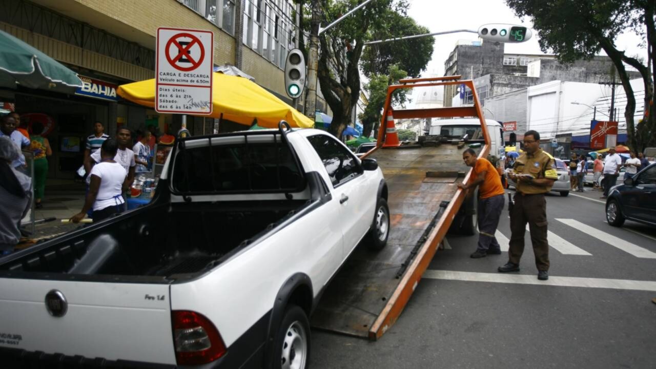 Motoristas que estacionam na frente da própria garagem precisam conhecer o art. 181 do CTB