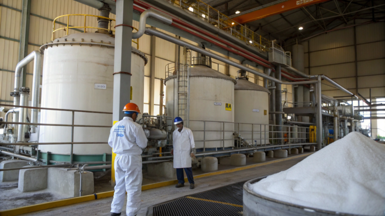 O incrível processo de produção da soda caustica