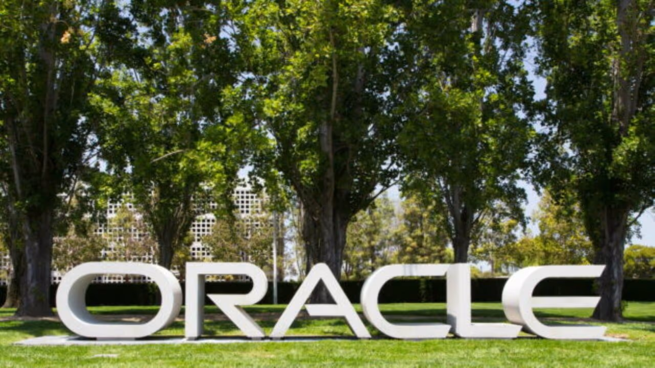 Oracle anuncia demissões para bancar expansão em IA