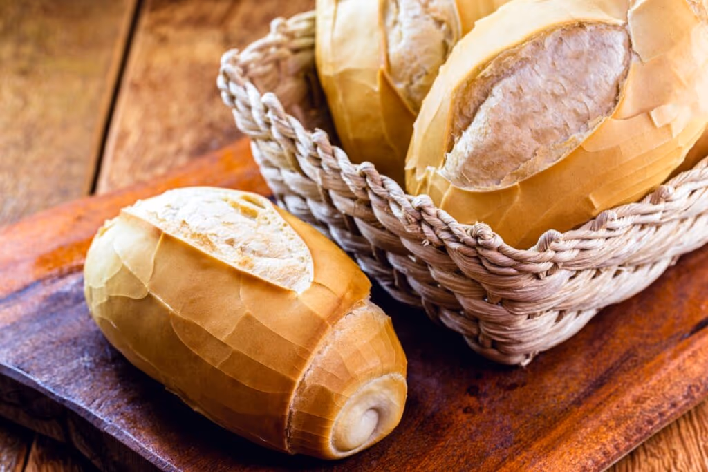 Pão francês na dieta: 11 formas saudáveis de consumir o alimento