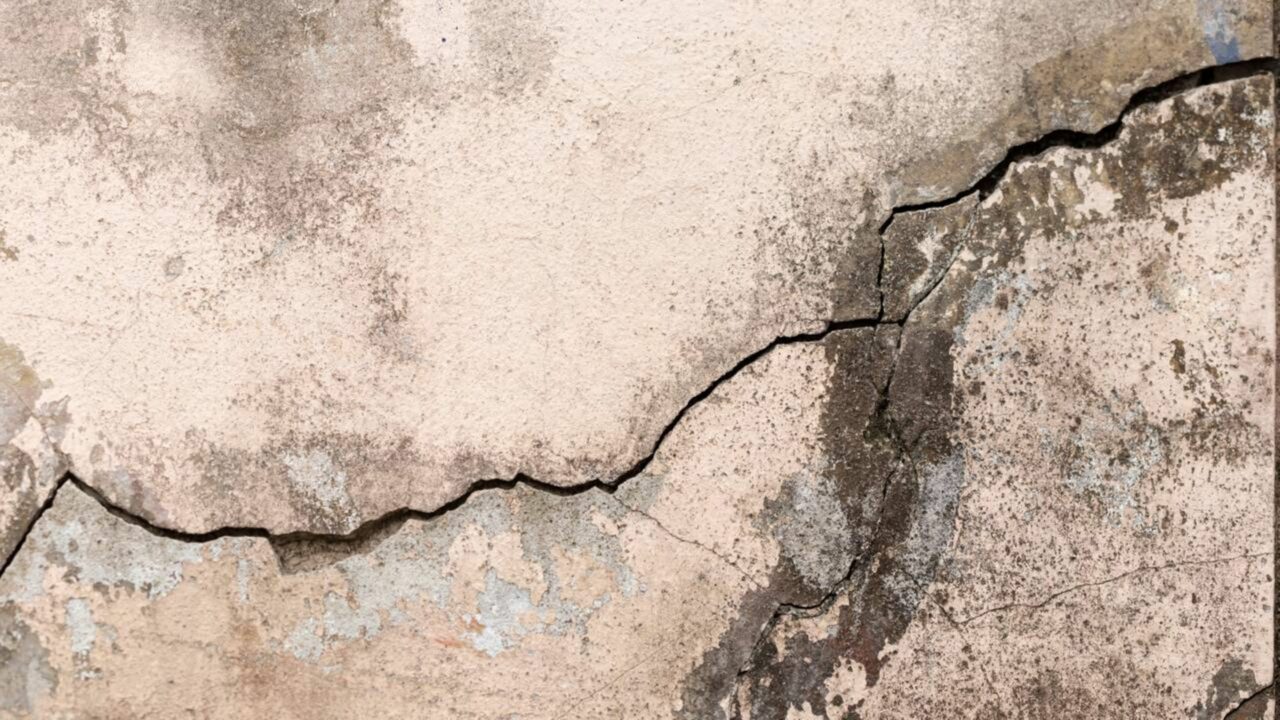 Misture cola de madeira com massa corrida e dê adeus às fissuras na pintura da parede