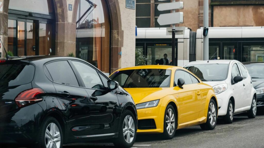 Motoristas que estacionam na frente da garagem de casa certamente conhecem o Art. 181 do CTB