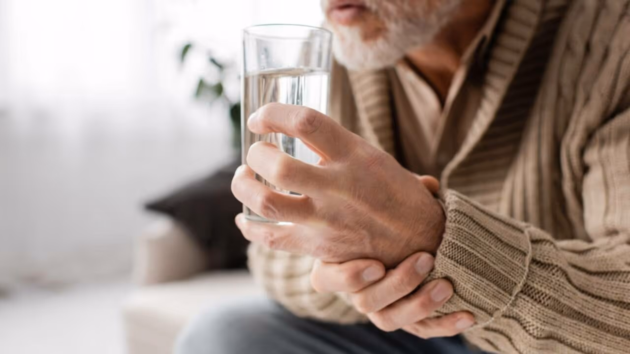De lixo a cura? Garrafas plásticas podem se transformar em remédio contra o Parkinson