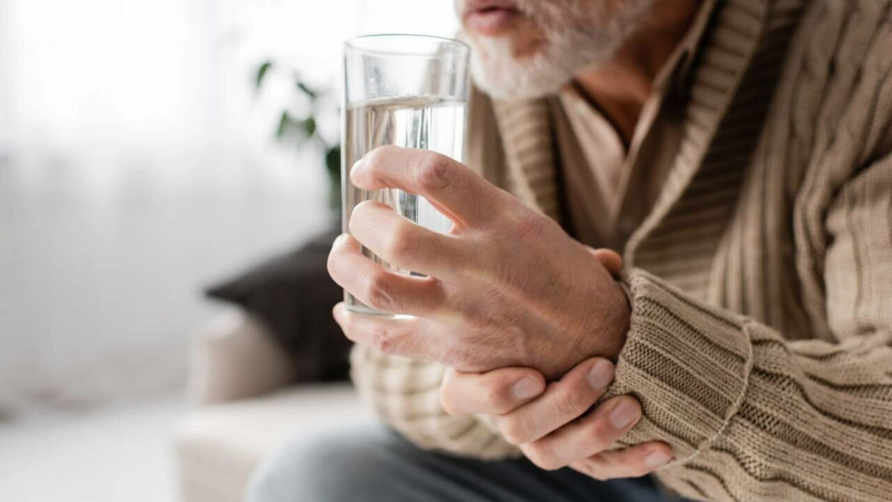 De lixo a cura? Garrafas plásticas podem se transformar em remédio contra o Parkinson