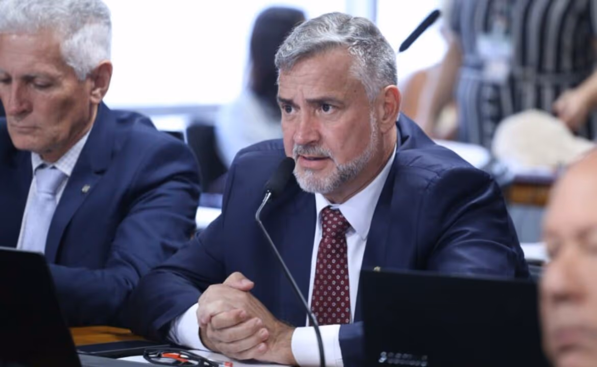 Crusoé: Pimenta fica em Brasília para acessar dados de Vorcaro em sala-cofre