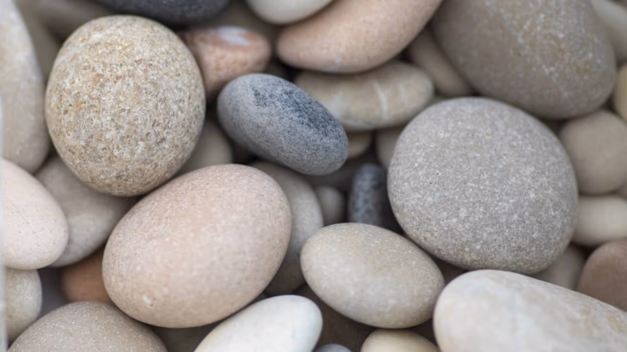 Por que existem pedras redondas na praia? A formação geológica que explica esse fenômeno curioso