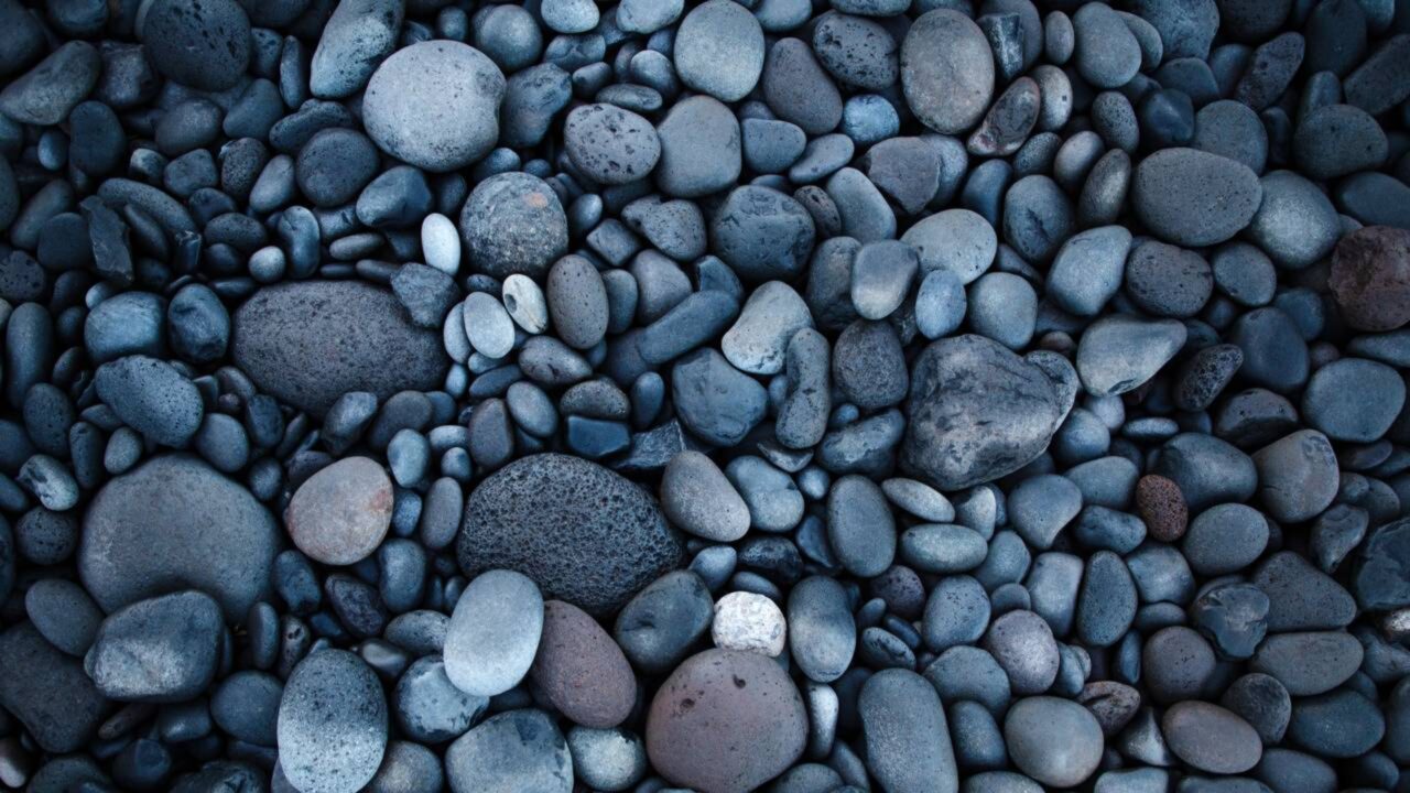 Por que existem pedras redondas na praia? A formação geológica que explica esse fenômeno curioso
