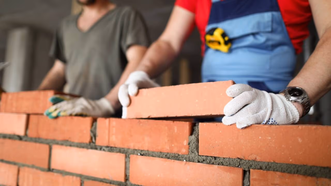 Quando a construção do vizinho invade parte do seu terreno, a lei prevê medidas para resolver o problema