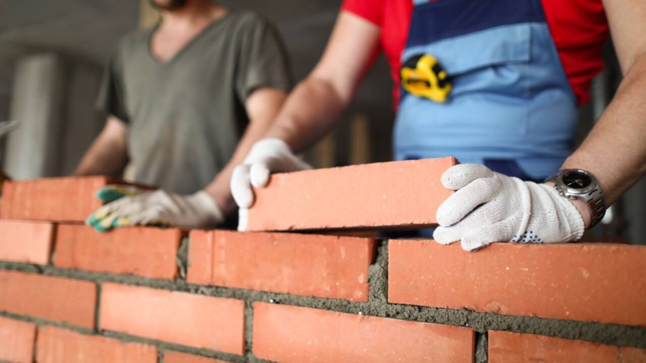 Quando a construção do vizinho invade parte do seu terreno, a lei prevê medidas para resolver o problema