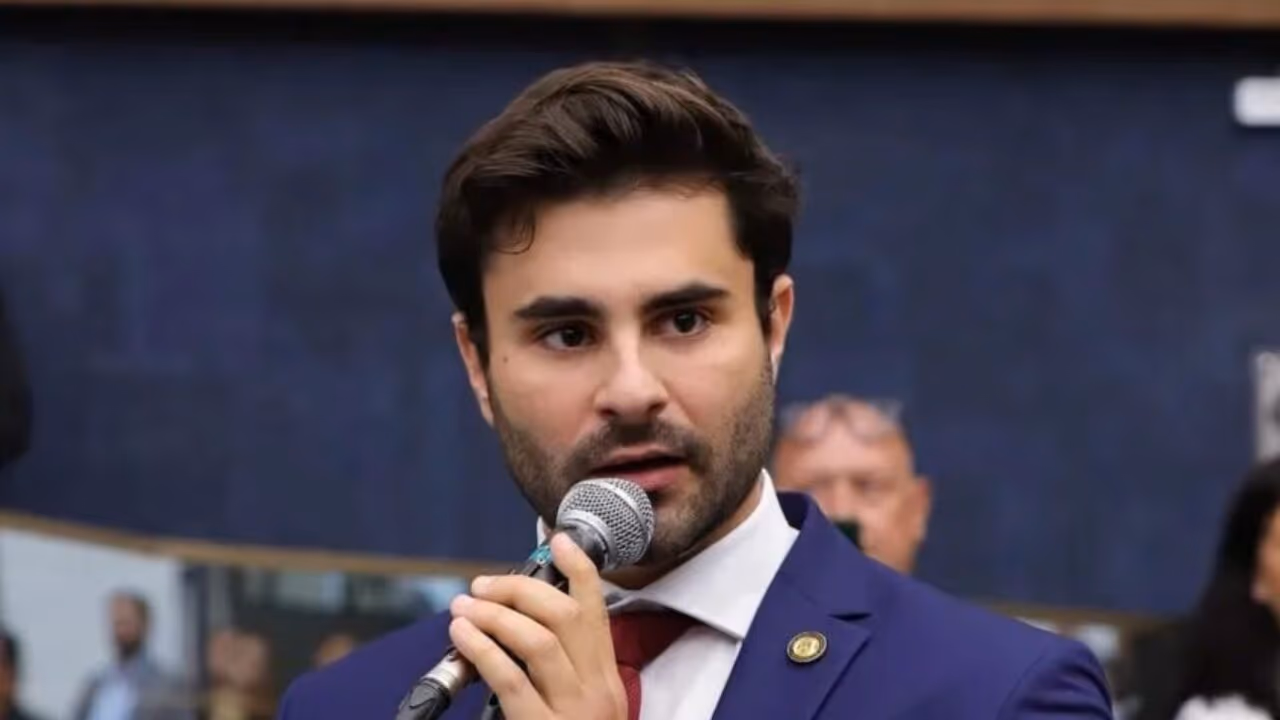 Bolsonaro usa os filhos de pombo-correio, diz Pedro Rousseff