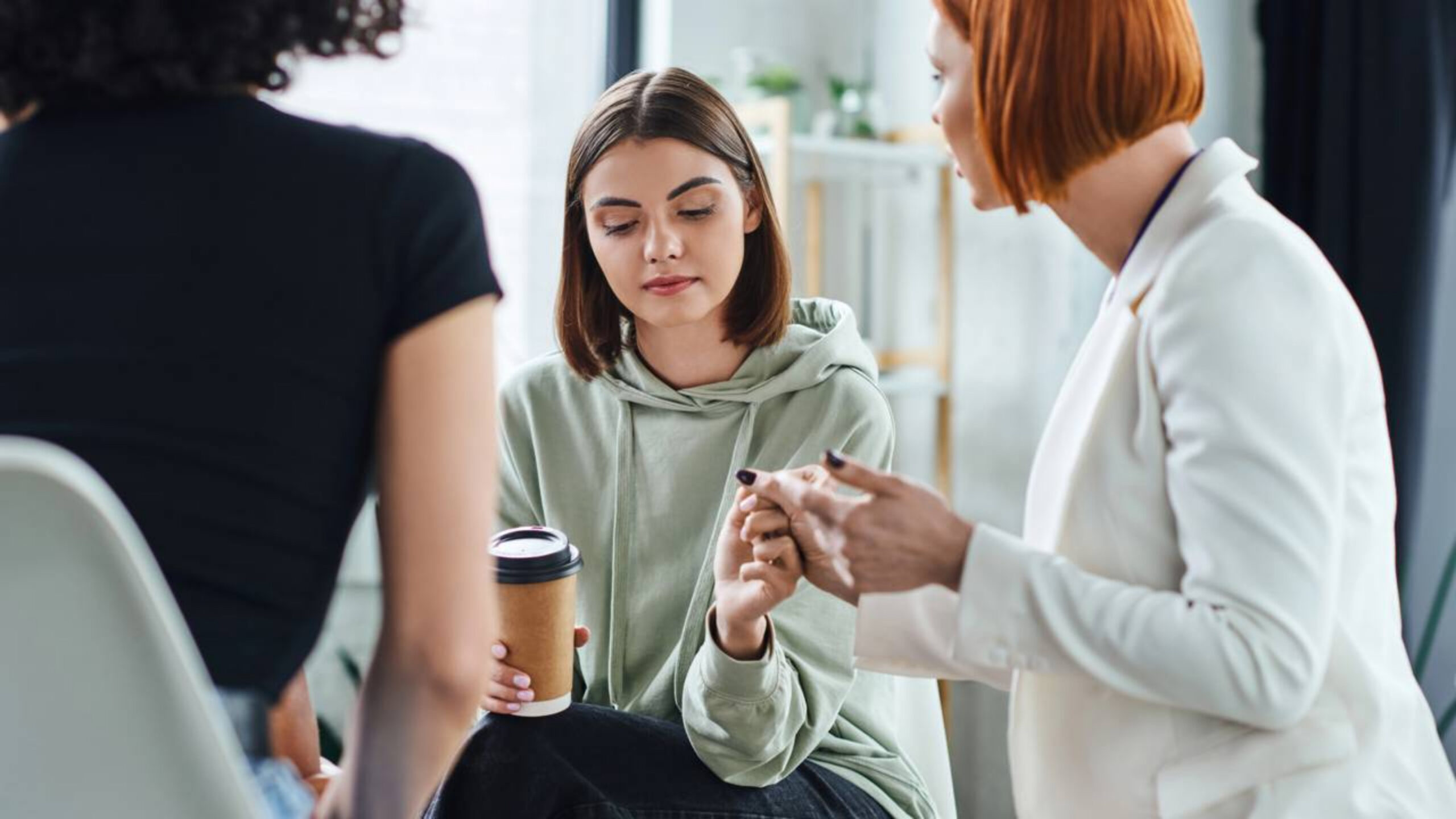 O que a psicologia diz sobre pessoas que falam pouco, mas acabam chamando atenção em qualquer ambiente